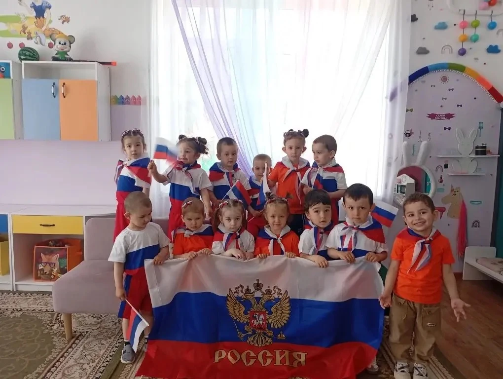 🇷🇺 Самые маленькие патриоты страны

Сегодня даже наши малыши из группы «Белоснежка» присоединились