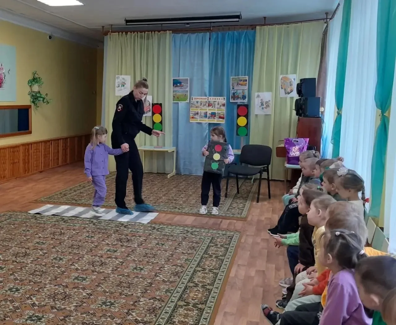 Сегодня в детском саду прошла познавательная встреча с инспектором ГИБДД. Ребята узнали и отработали
