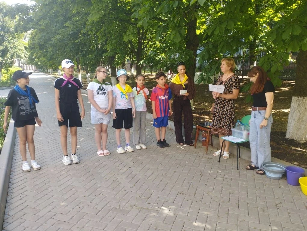 Ребята отгадывали шуточные загадки об океане, обливались водой, соревновались, кто дальше брызнет во