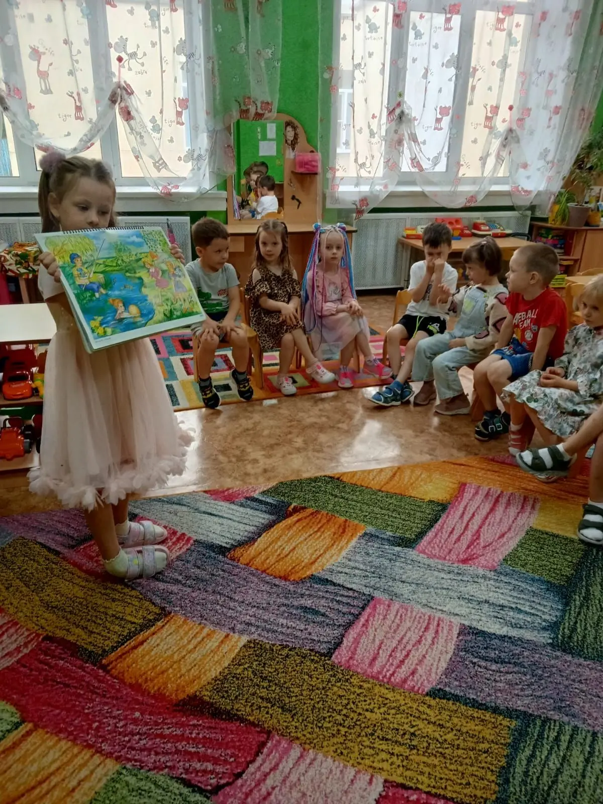 "Детки в садике живут,
Здесь играют и поют,
Здесь друзей себе находят,                              