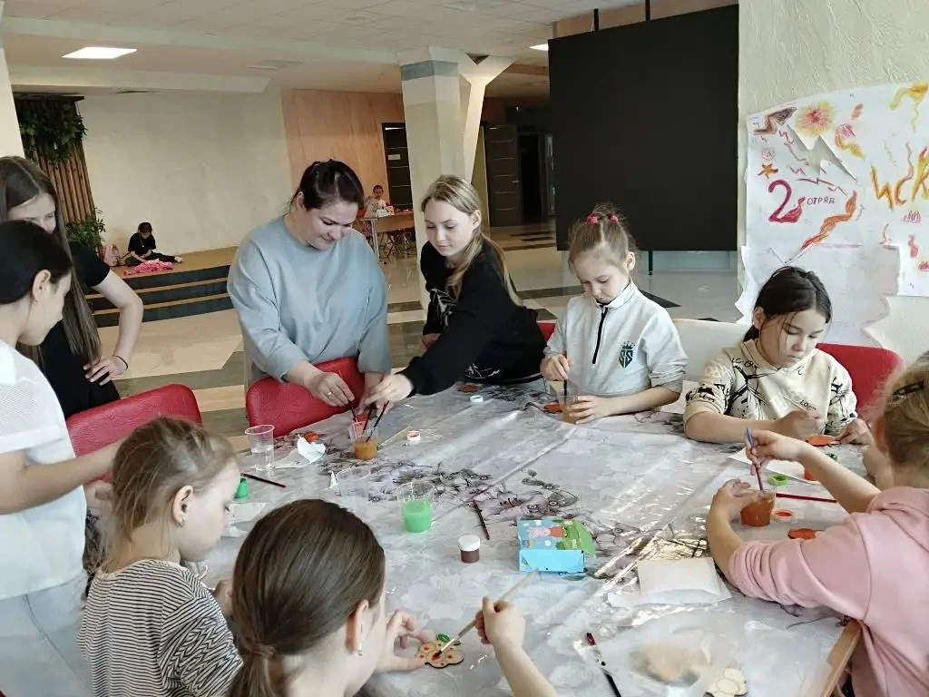 Яркие краски и северный колорит: как прошёл наш мастер-класс «Морошка»! 🎨🧡

Наши ребята превратили