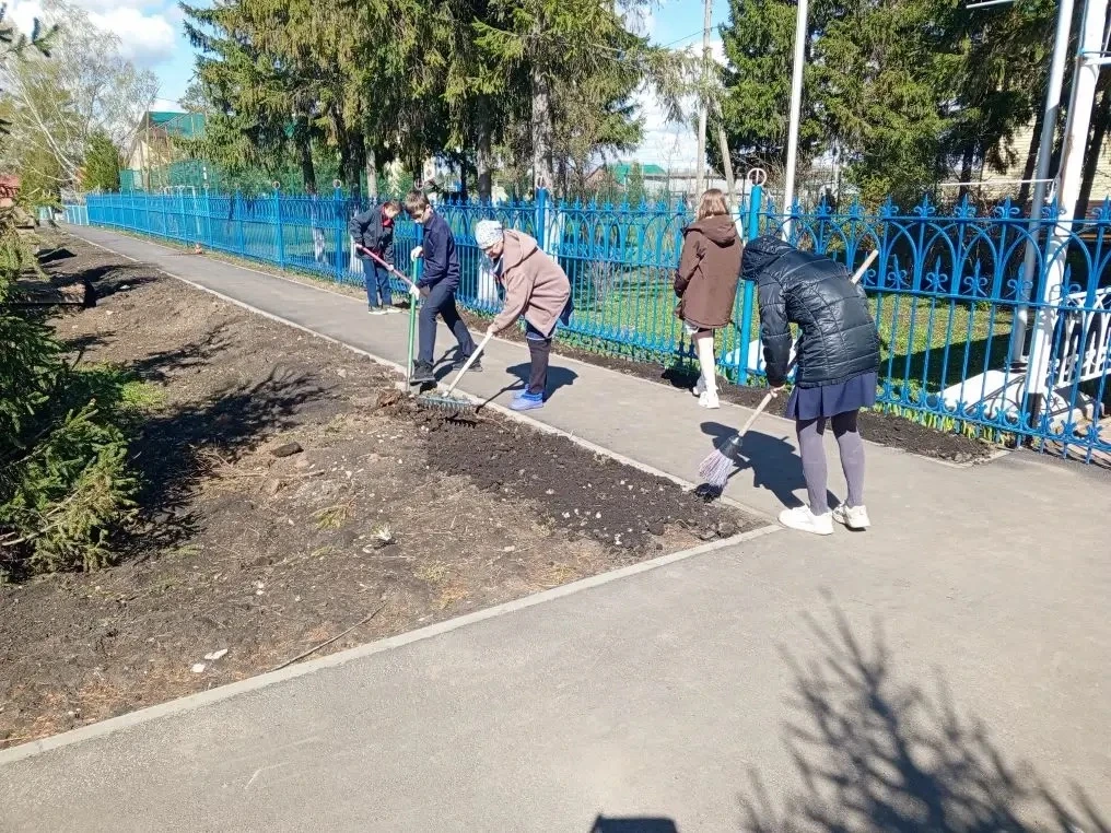 🌺 Школа преображается: спасибо восьмиклассникам и учителю технологии!

Вход в школу теперь встречае