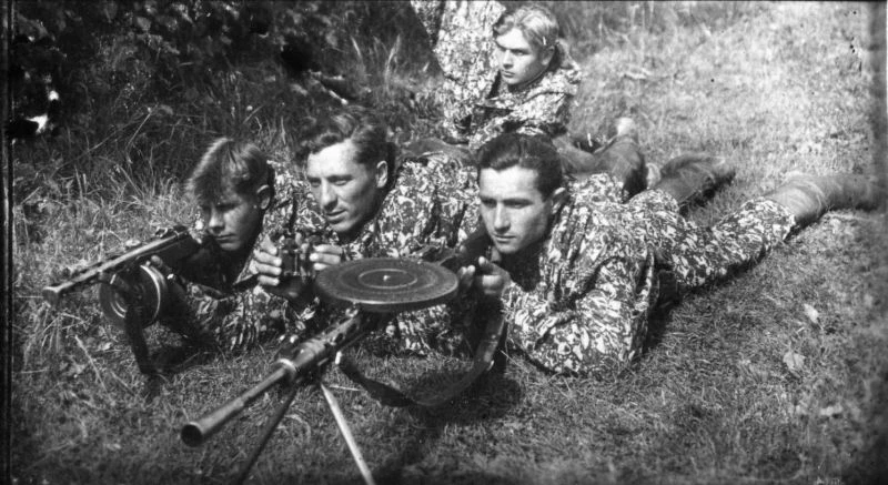 Групповой снимок «охотников» за членами литовского бандформирования «лесные братья».Лейтенант Глеб И