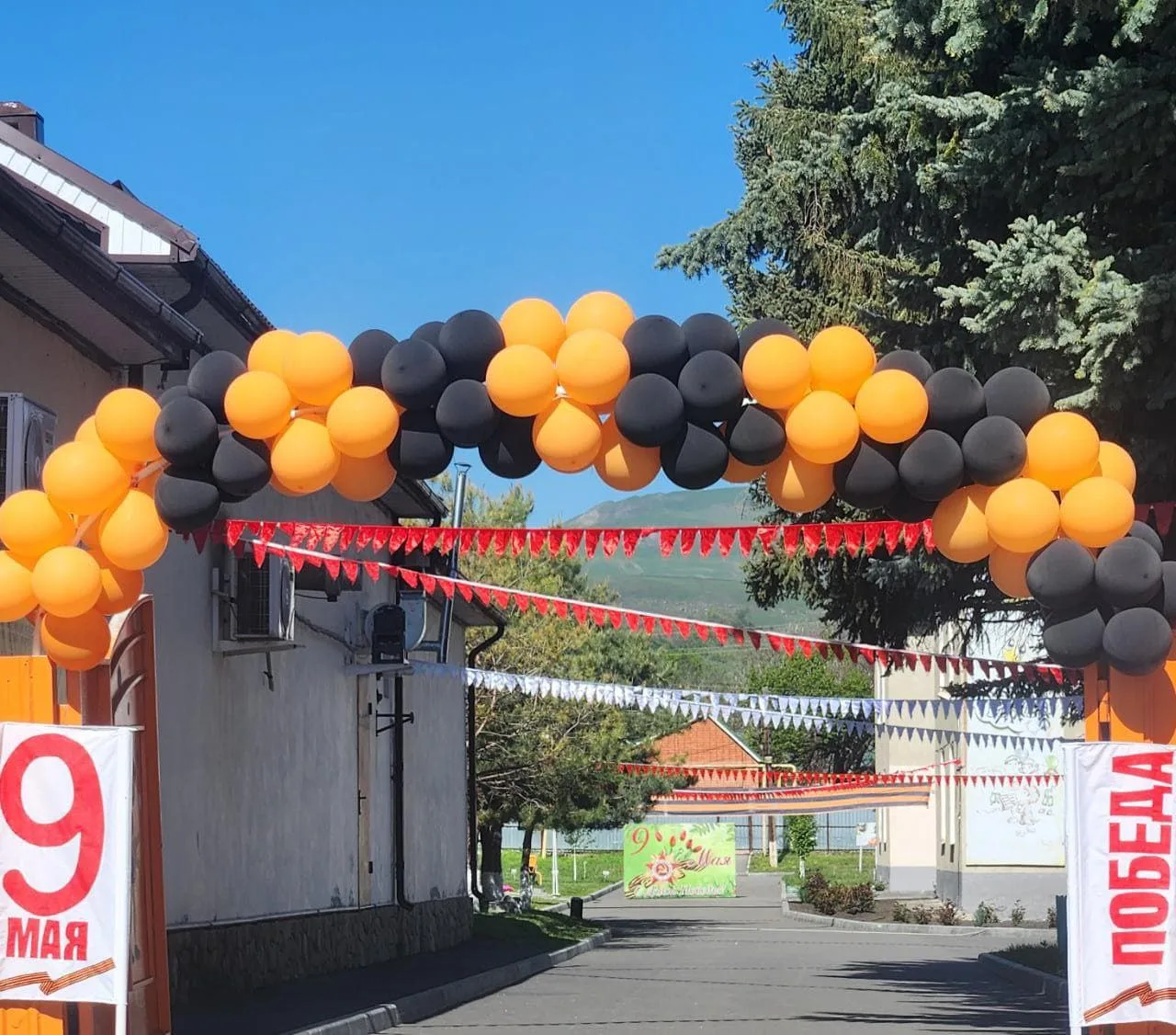 В нашем детском саду прошли мероприятия, посвящённые великому празднику — Дню Победы. Ребята с интер