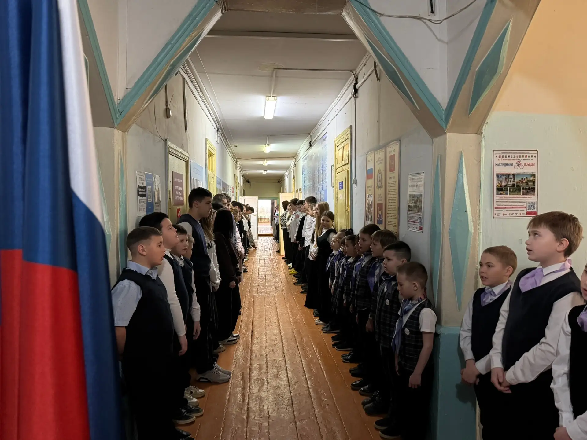 🇷🇺 Традиции, важные дела и Большой театр: как прошло утро понедельника в нашей школе

Новая учебна