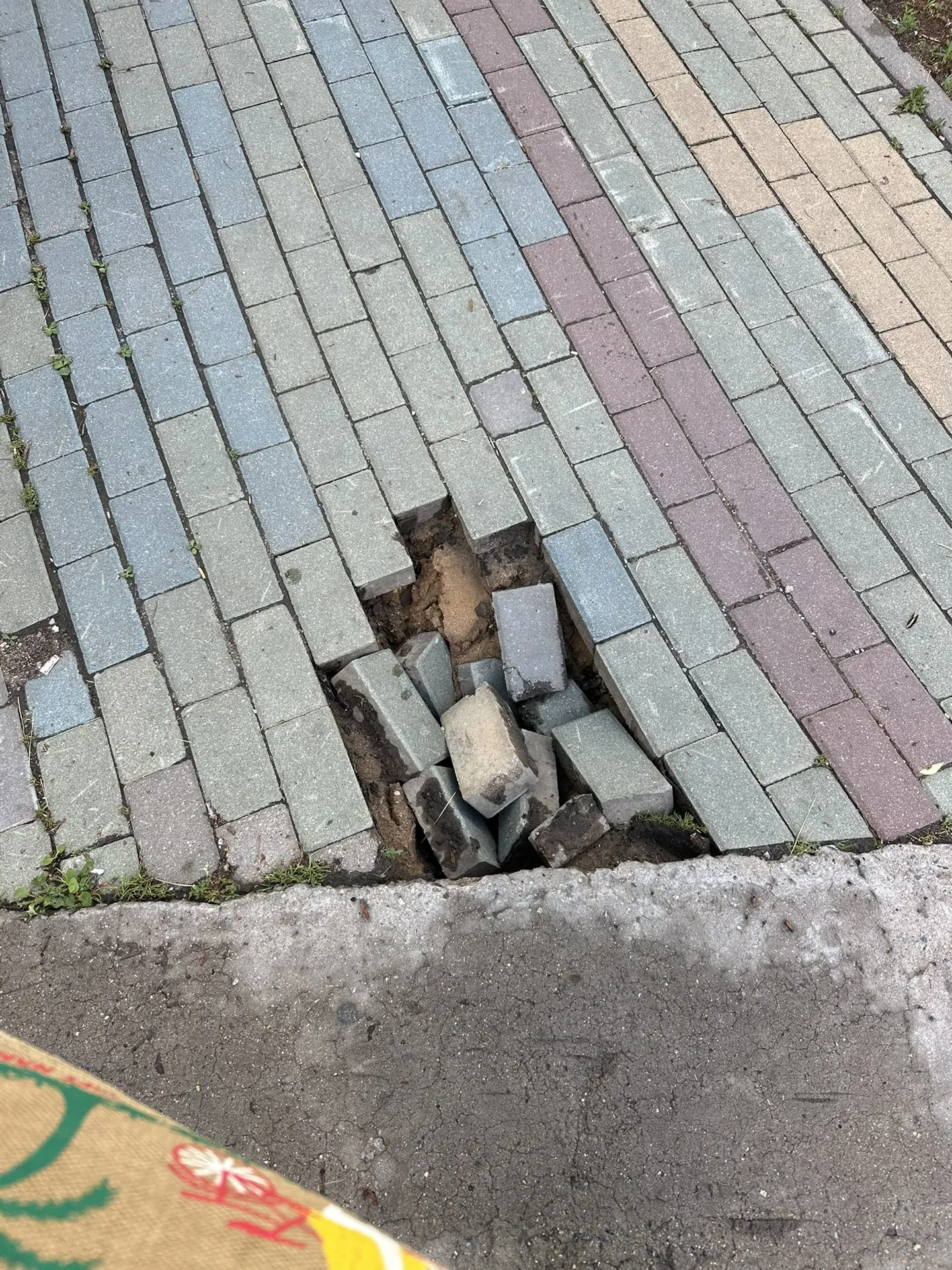 После ливней началось разрушение пешеходной дорожки Авангардная 1, рядом течет Банька