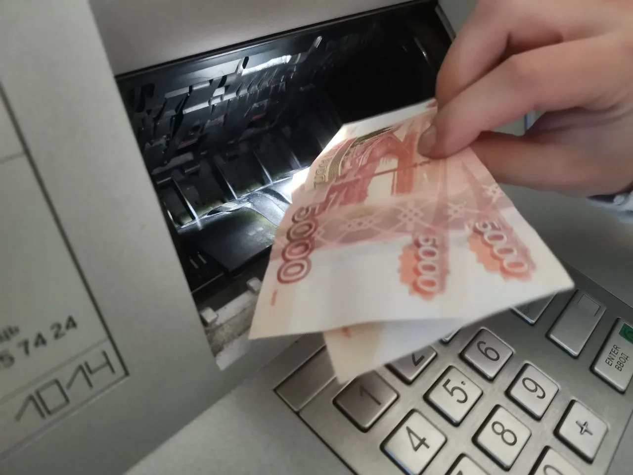 Мошенники придумали схему с картой в банкомате

Полиция предупредила о новой уловке: злоумышленники 