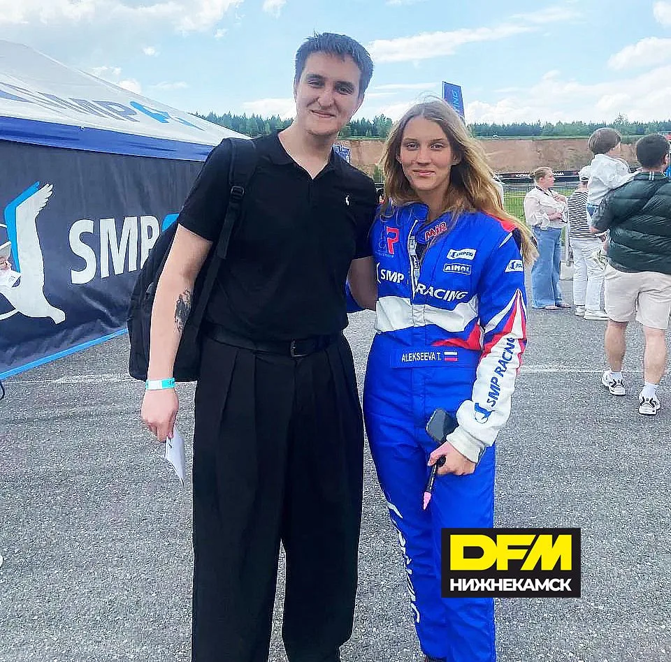 На фото 👉 ведущий DFM-Нижнекамск Айрат Зарипов с первой девушкой в истории чемпионата России «Форму