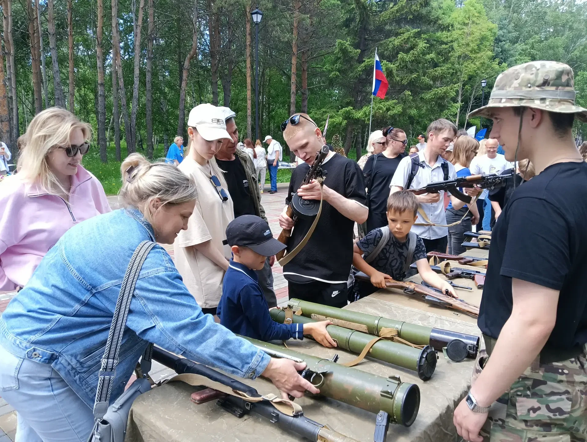 Оружие Победы и современности: студенты строительного колледжа развернули выставку на набережной
В д