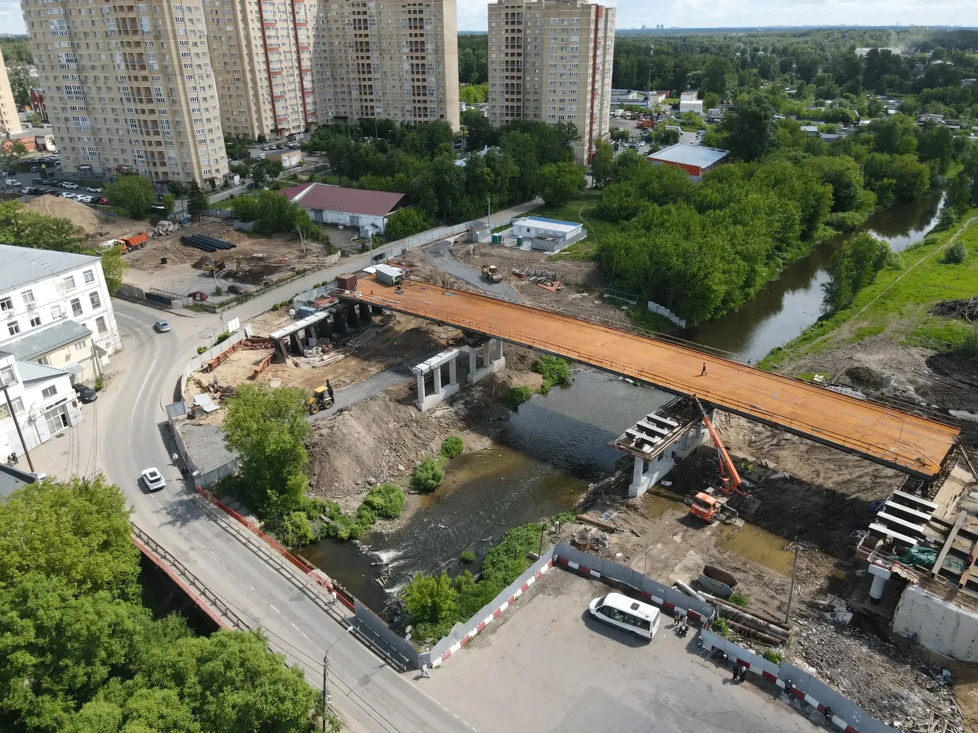 📍Строительная готовность нового моста через реку Клязьму – 48%. В микрорайоне Пироговский продолжае