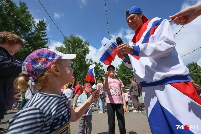 Пока над городом не начали сгущаться тучи, челябинцы успели отпраздновать День России

Праздничные г
