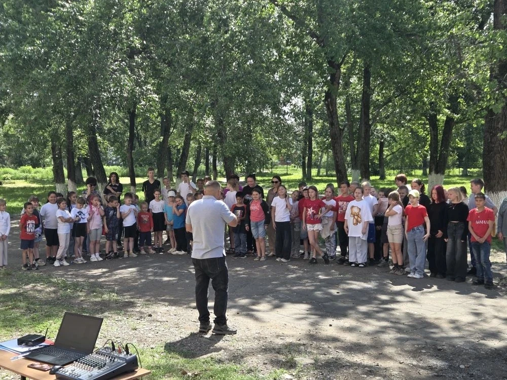 Россия — это наша страна! Мы в ней живём! Она красива и огромна!

12 июня — День России, его отмечаю
