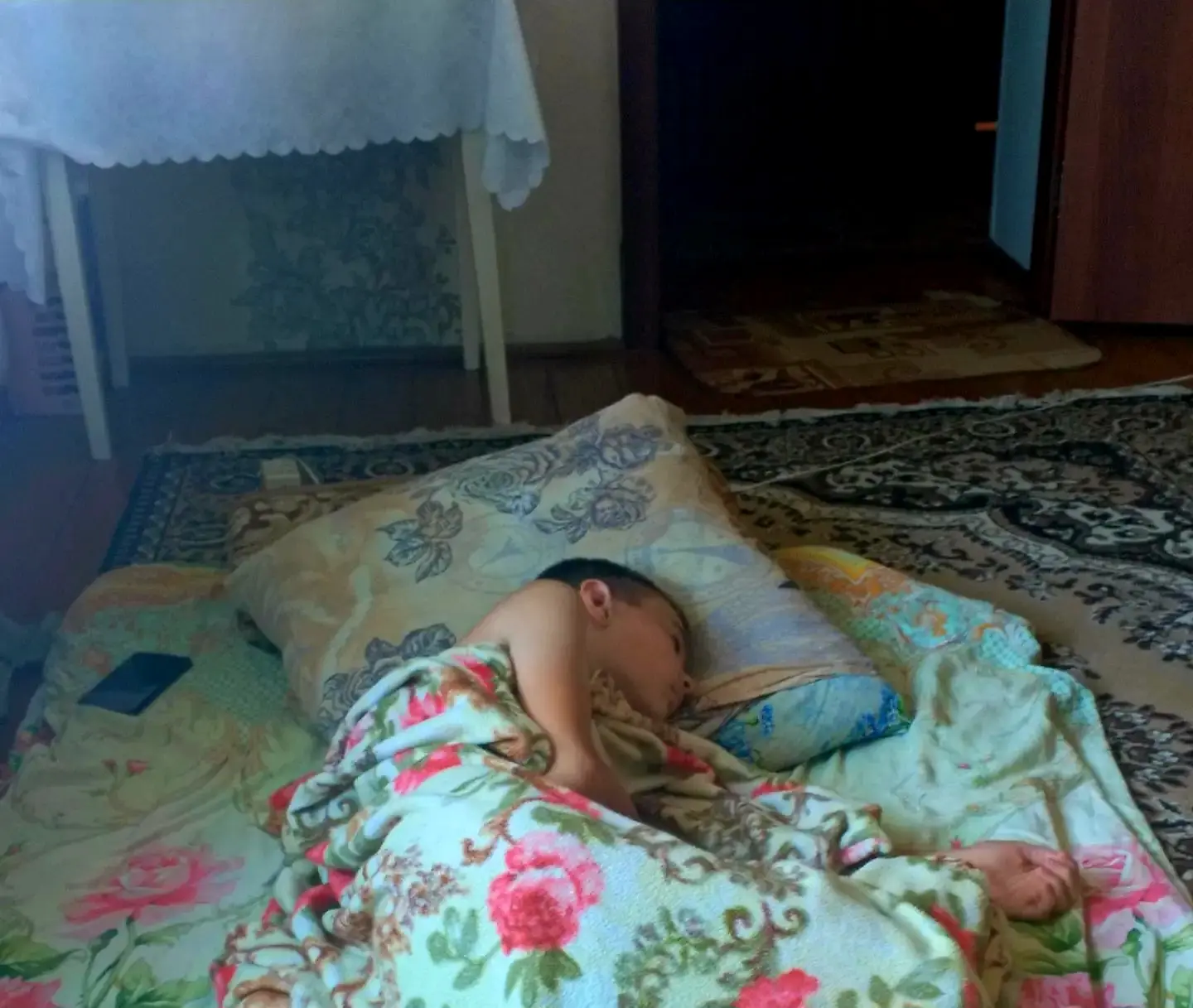 📸 Смотрю на это фото — Олег  у бабушки на полу. Лето, жара…Ему там хорошо... А я прямо себя сразу в
