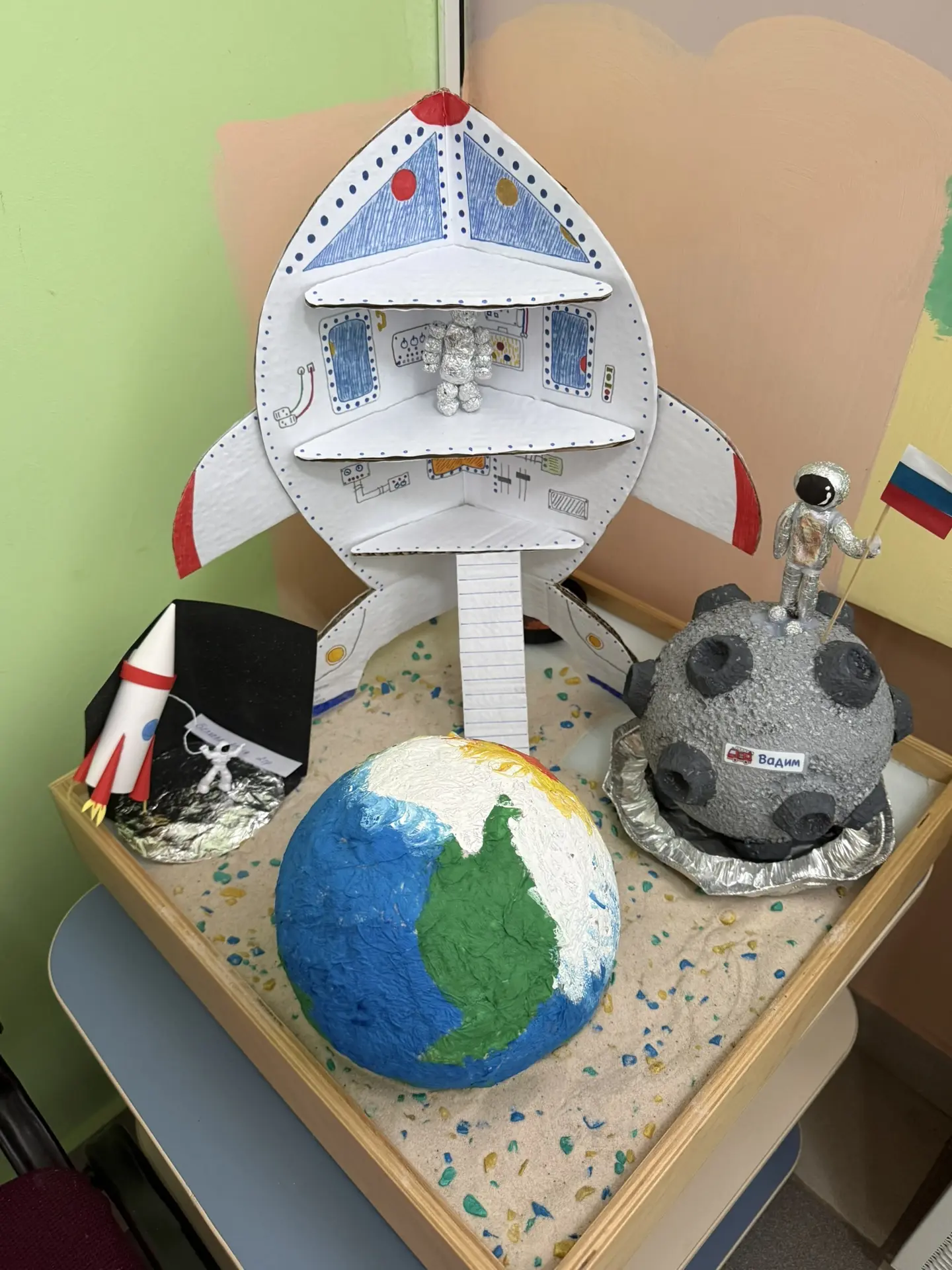 Была  организована выставка творческих работ "Удивительный мир космоса " 🚀 🪐 детских поделок и рис