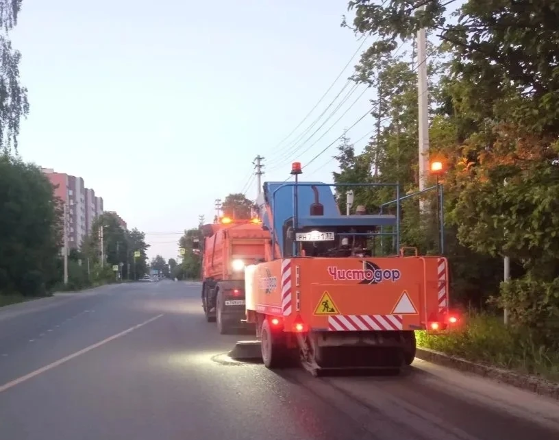 🦺В ночь на 8 июня чистоту и порядок в городе наводили поливомоечные и пылеуборочные машины, агрегат