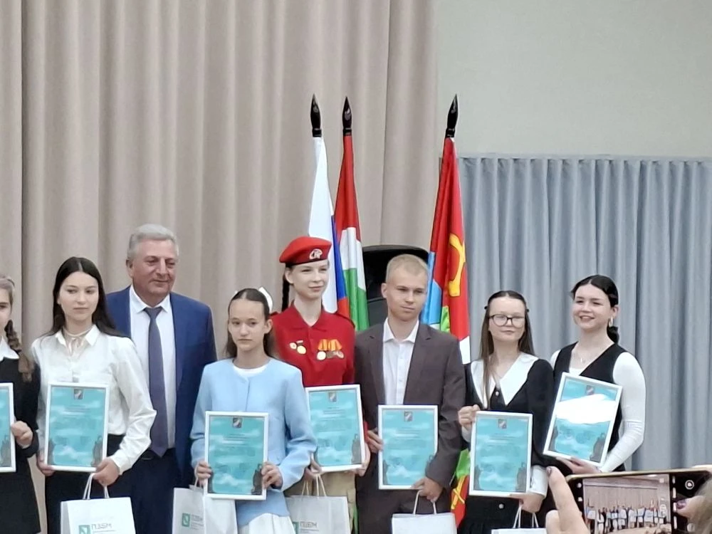 Накануне Дня защиты детей состоялось открытие обновлённой Доски почёта учащихся Дзержинского округа!