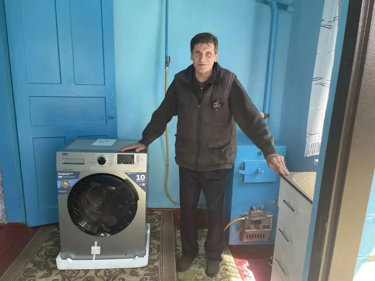 На днях специалисты Центра привезли стиральную машинку для нашего подопечного Тимофея Николаевича.

