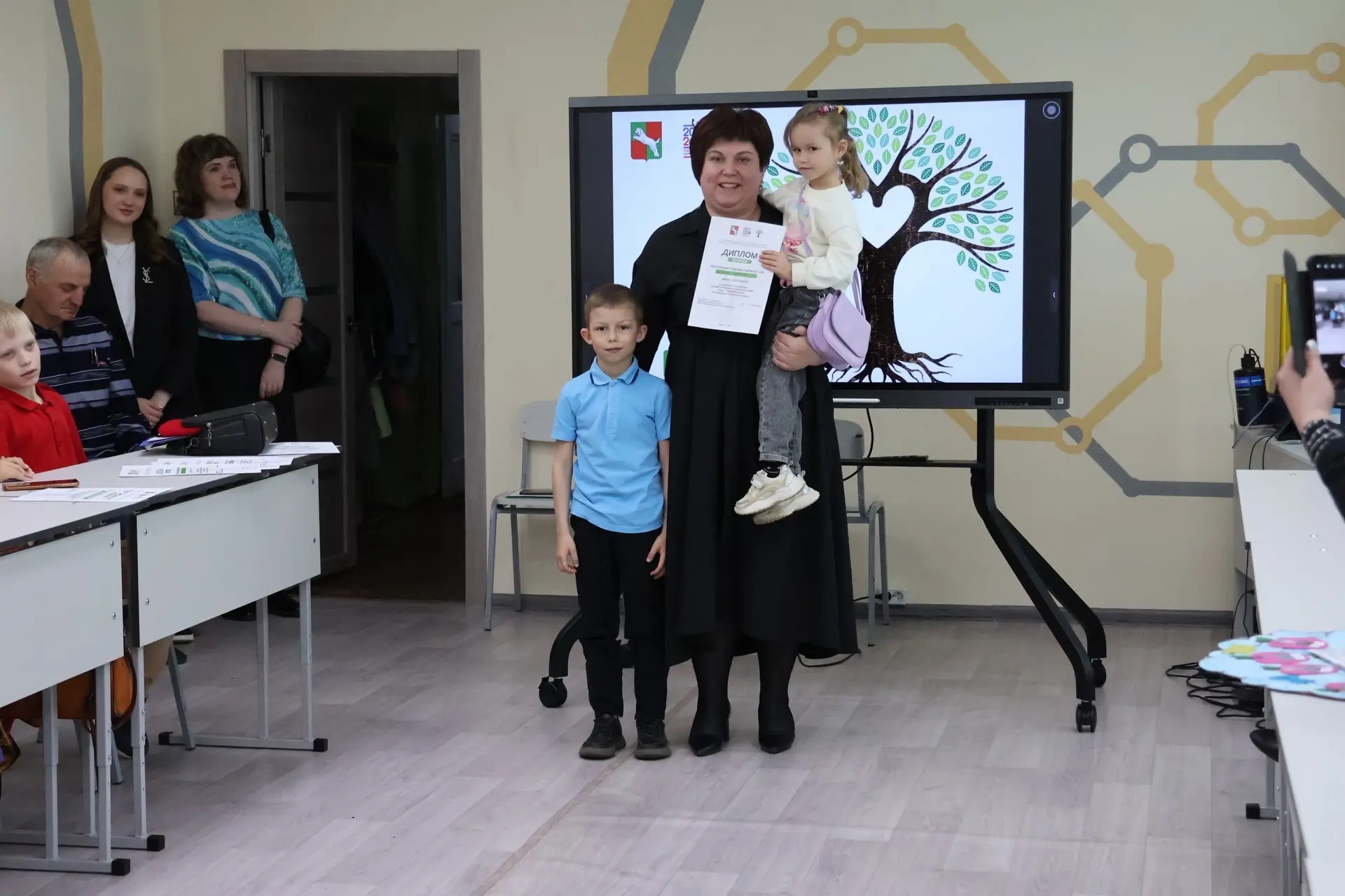🌳 Гордость нашего сада: Семейное древо оживает!

Две замечательные семьи из нашего детского сада — 