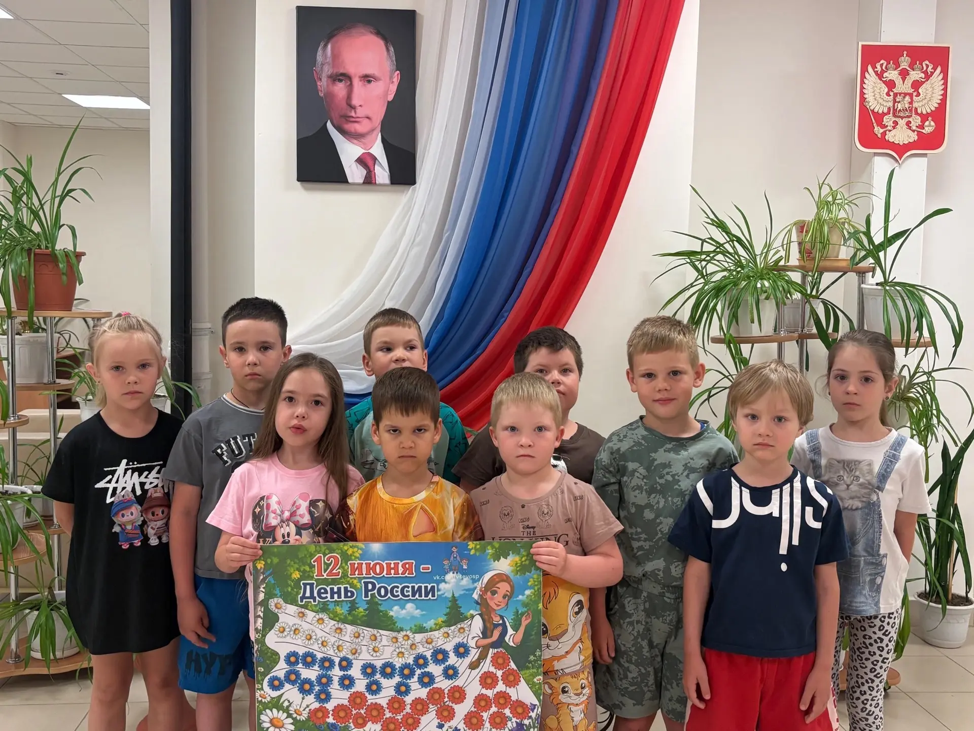 В преддверии Дня России в старшей группе прошел тематически день - «Моя родина - Россия». 

День нач