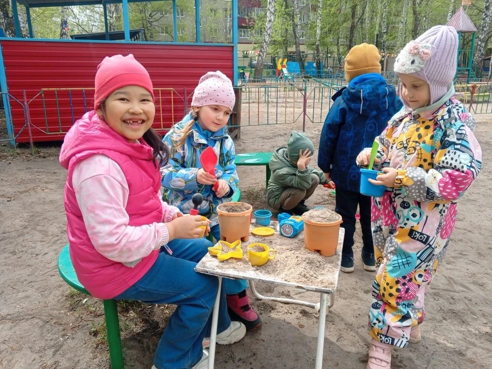 Пока кто-то думает, что песочница — это просто куличики и формочки, наши дети превращают обычный пес