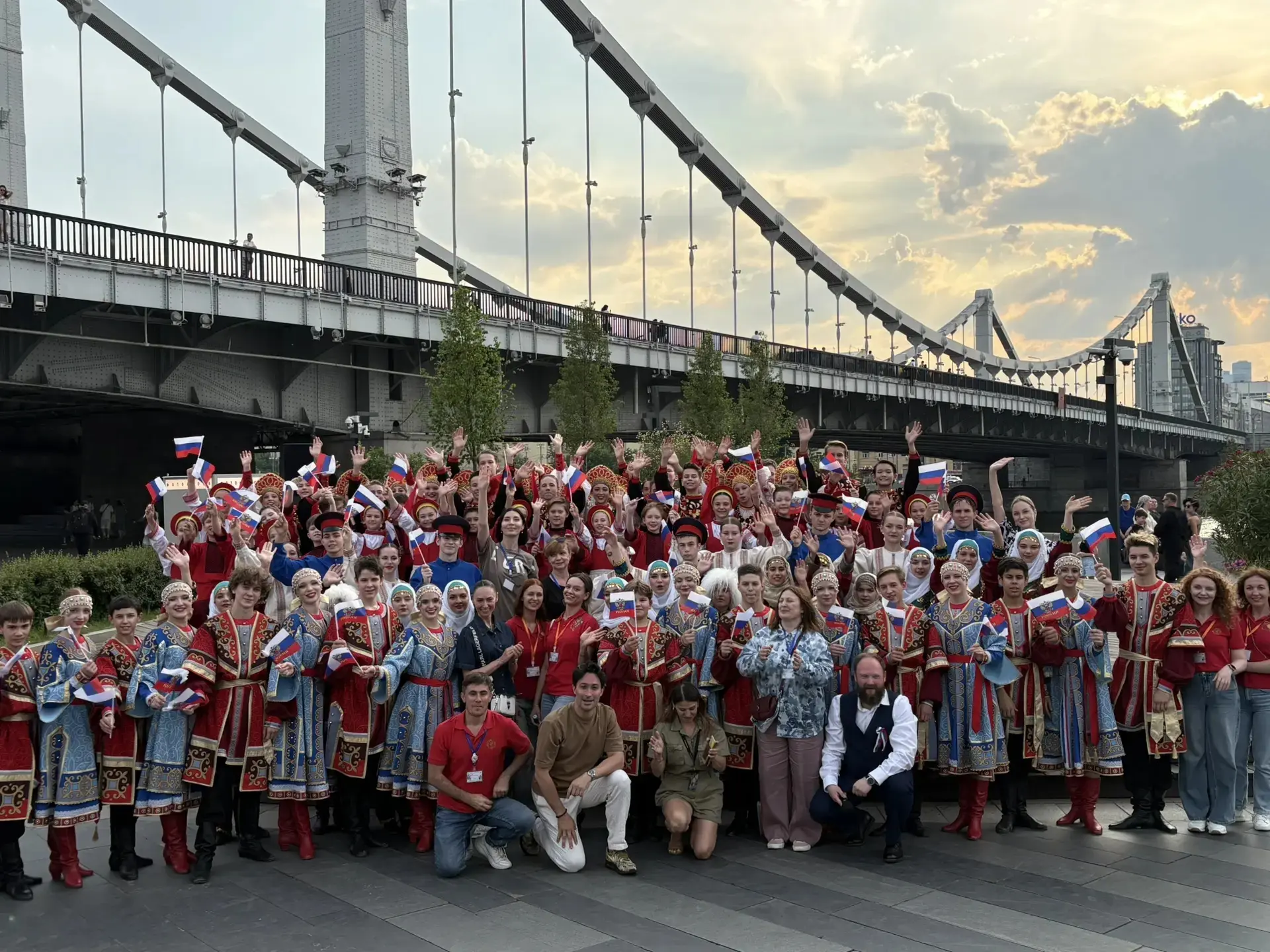 С праздником, наша великая Россия🇷🇺

🌟В День России Ровесники выступили с патриотичным флешмобом 