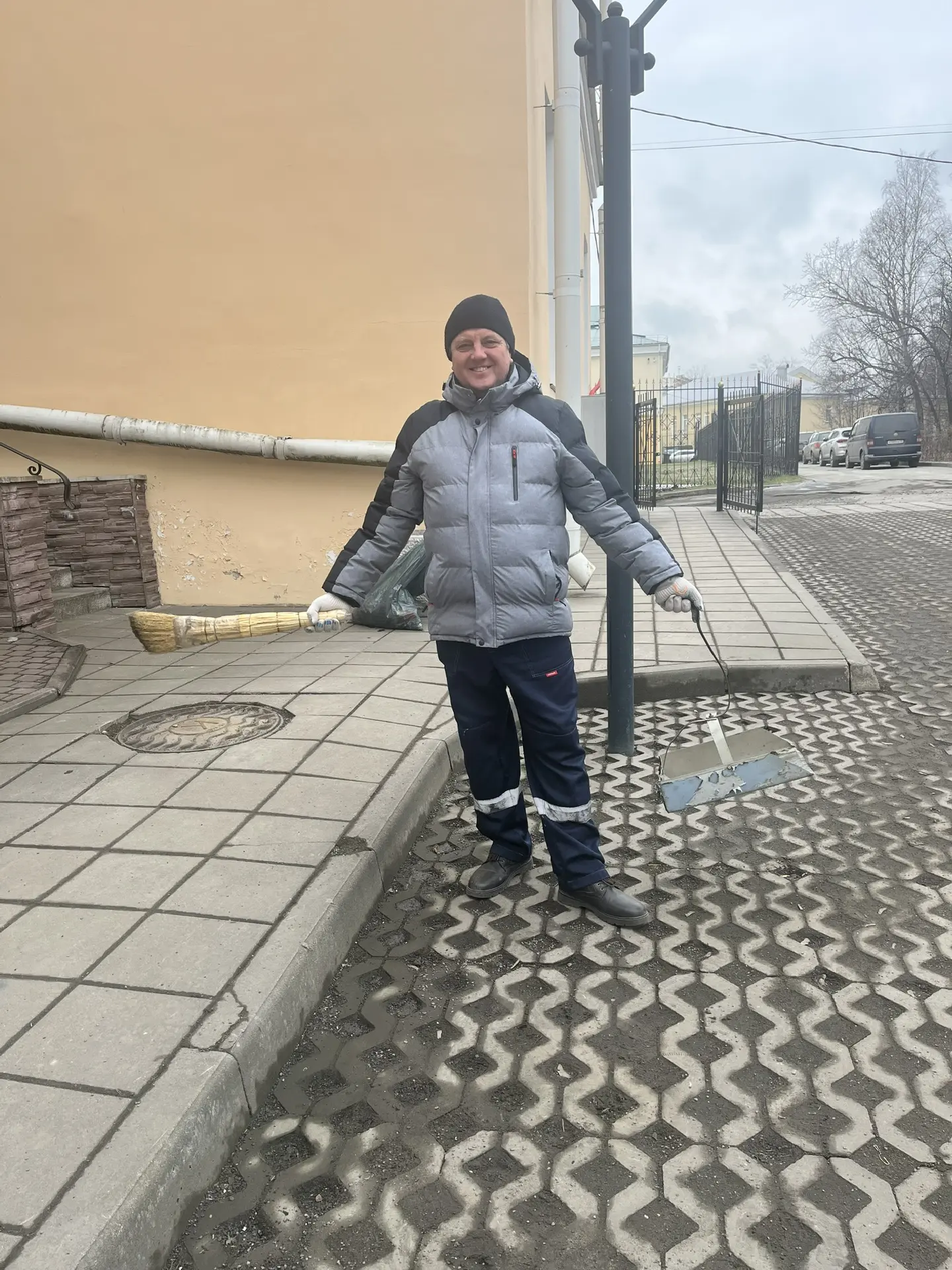 Сотрудники Ансамбля «Кантеле» провели уборку прилегающей территории.

После таяния снега здесь навел