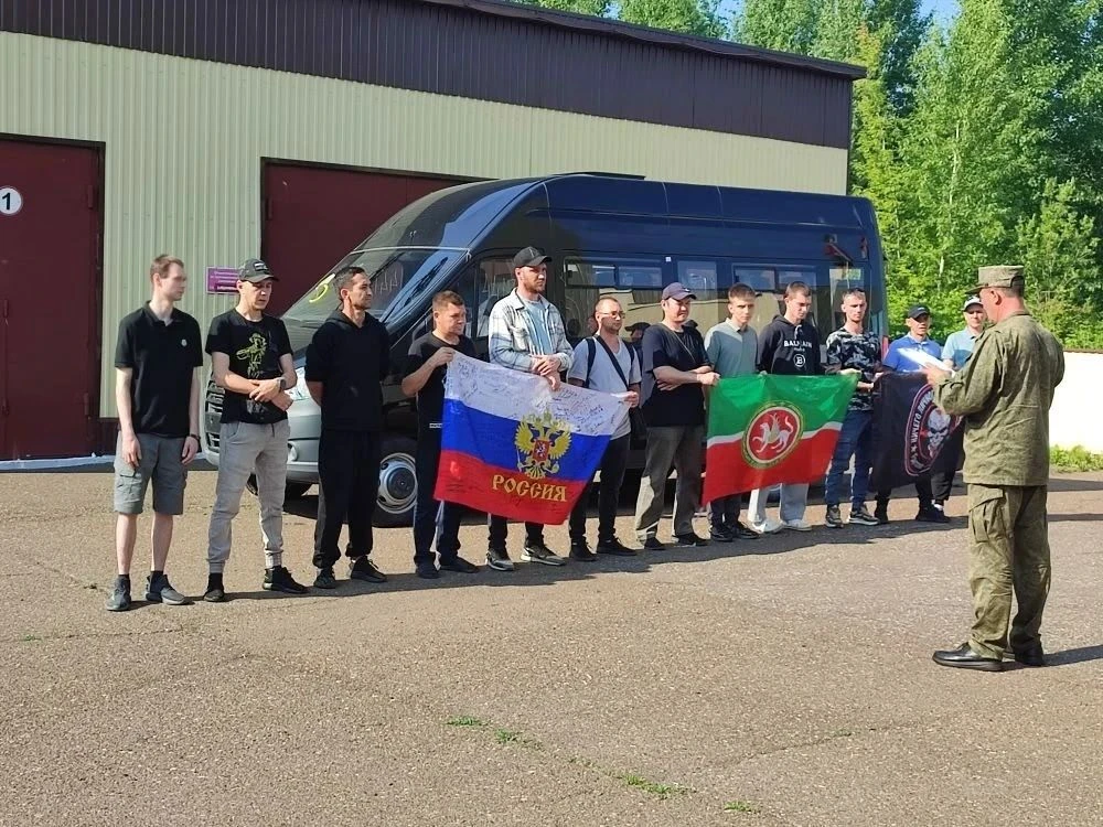 15 июня 2026 года из Нижнекамска проводили 12 военнослужащих, заключивших контракт с Министерством о