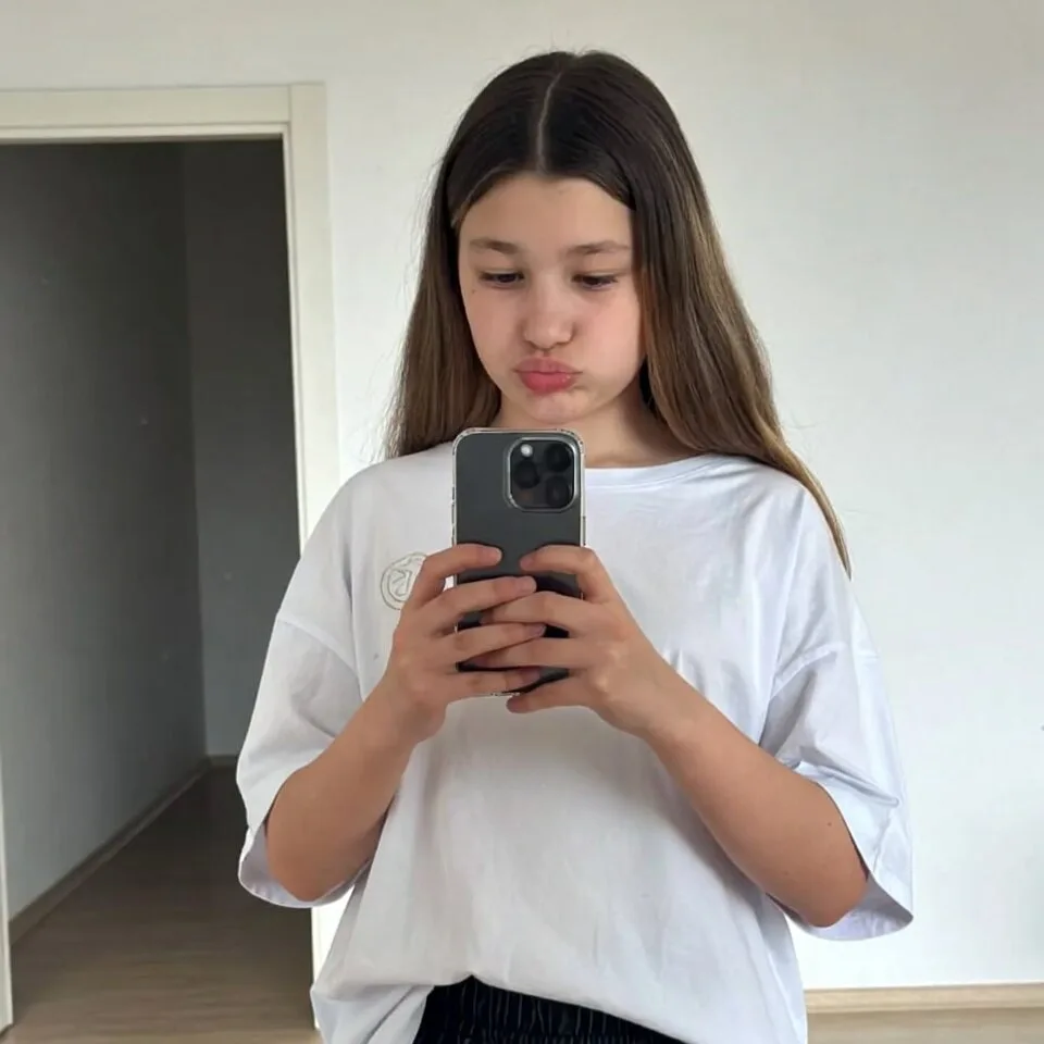 Каникулы проходят в телефоне?

Ребёнок слоняется без дела, смотрит рилсы, играет до ночи, сбил режим