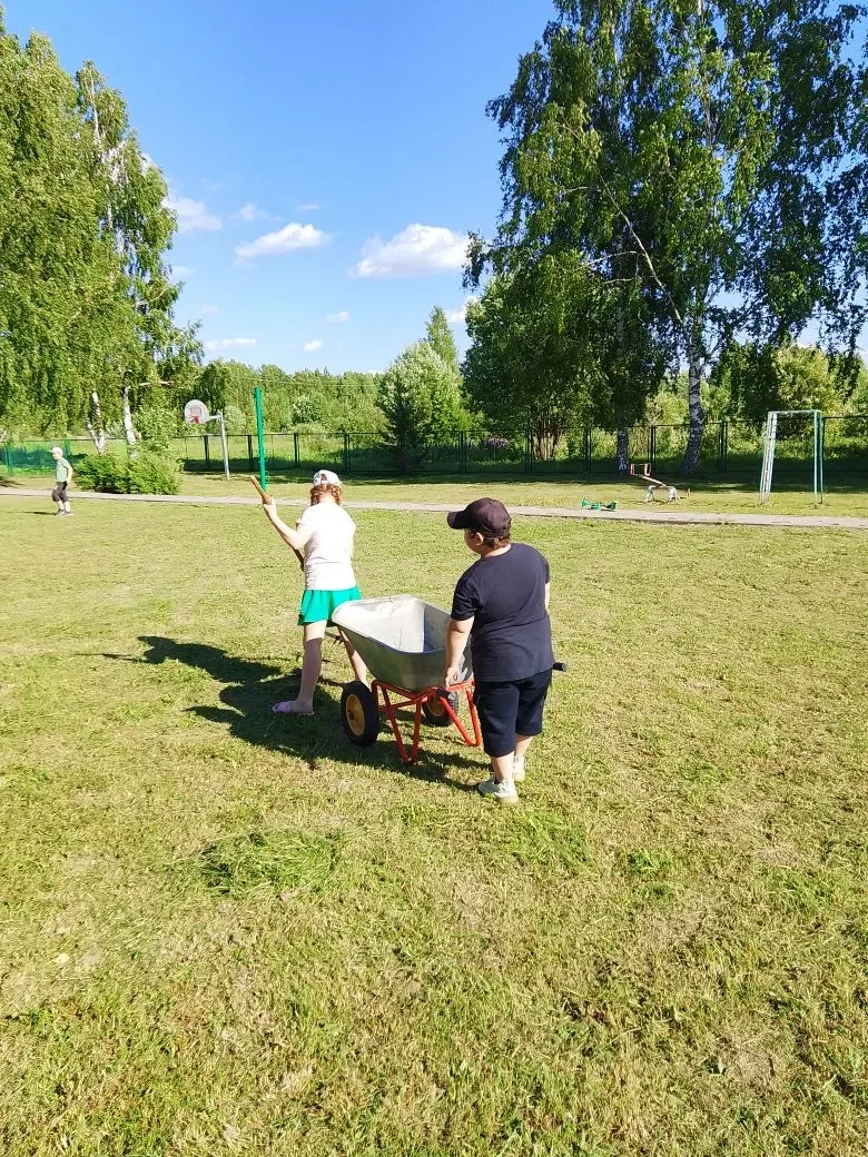 ✨Дети нашего центра помогают убирать скошенную траву с территории!✨

Мы рады, что наши маленькие пом