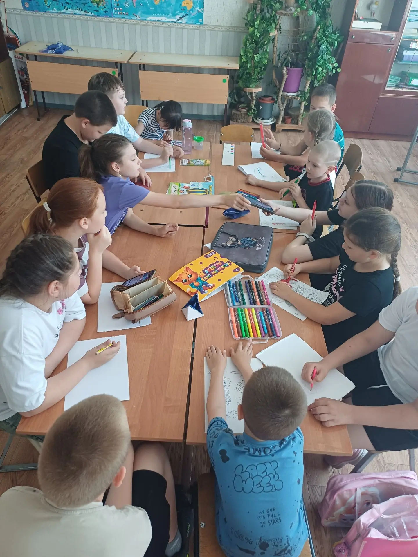 Тематический день “Я и моя Россия”
Очередной день в лагере начался с разминки на свежем воздухе для 