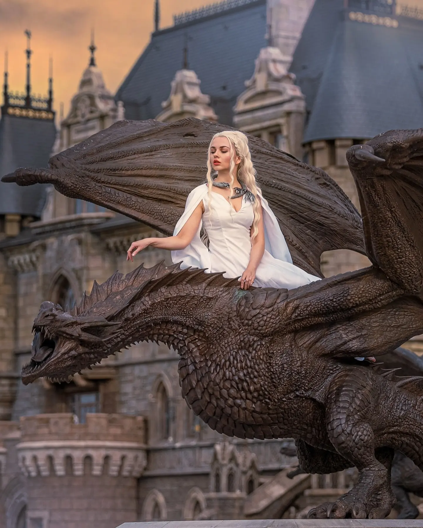 🐉 А охраняют этот замок 
шесть каменных драконов

Те самые, что стерегут фасады замка Гарибальди. Ч