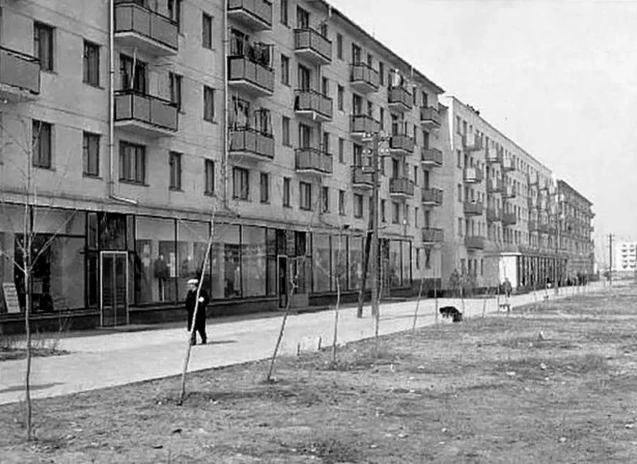 Феодосия, 70-е

Дома №№11,13 и 15 по ул. Крымская

Крупным планом маг. "Детский мир"🧸🎈, дальше Апт