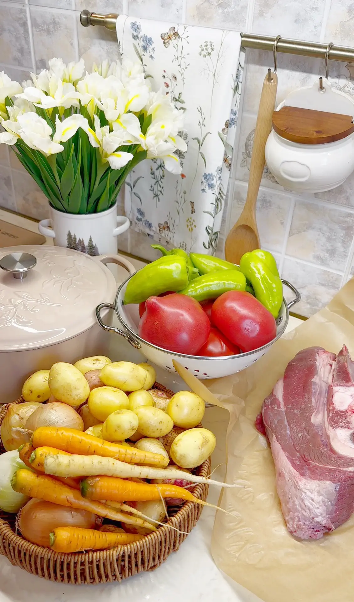 На ужин сегодня будет шурпа из молодых овощей🥣
Ставлю вариться мясо 🥩