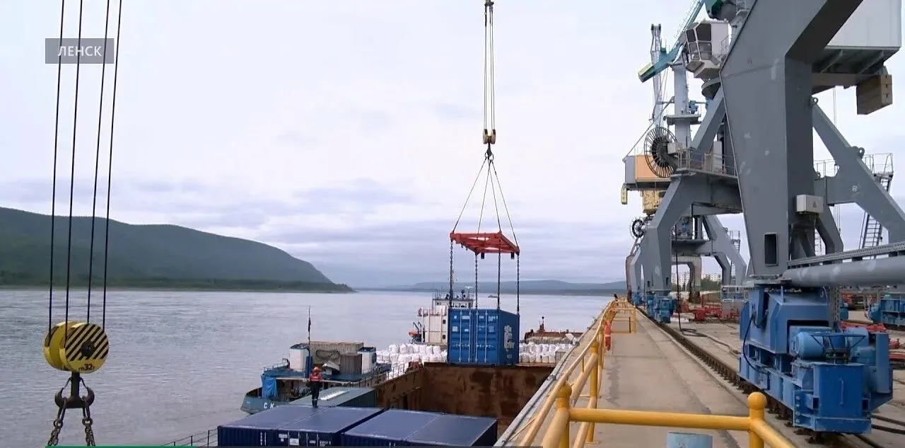 🚢 НАВИГАЦИЯ НА ЛЕНЕ СТАРТОВАЛА! Первые суда уже в Ленске. 

Народ — время просыпаться по-настоящему