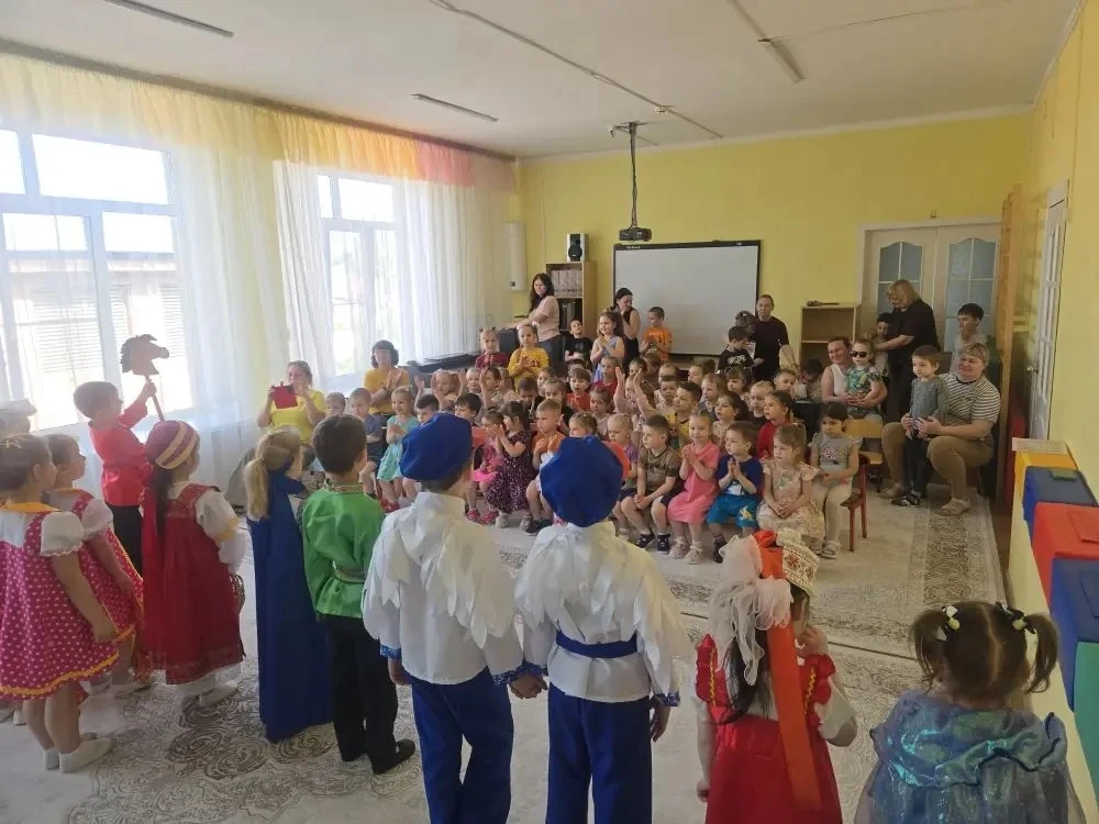 Сегодня наши юные  артисты радовали ребят и педагогов нашего детского сада своими талантами. Вначале
