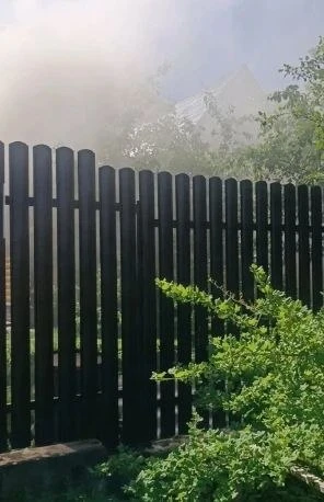 Жительница Всеволожска с улицы Совхозной бьёт тревогу: её сосед сжигает строительные отходы с лакокр