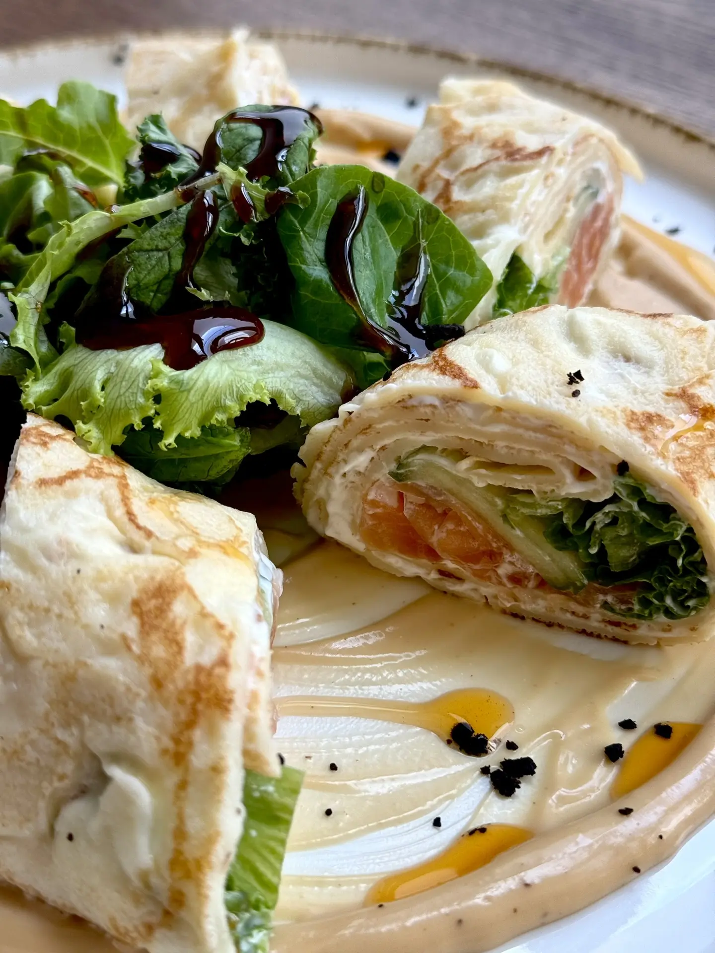 🥞Нежность блинов, легкость сёмги, хруст свежего огурчика — 
вкус, продуманный до мелочей. 
🤩Тартар
