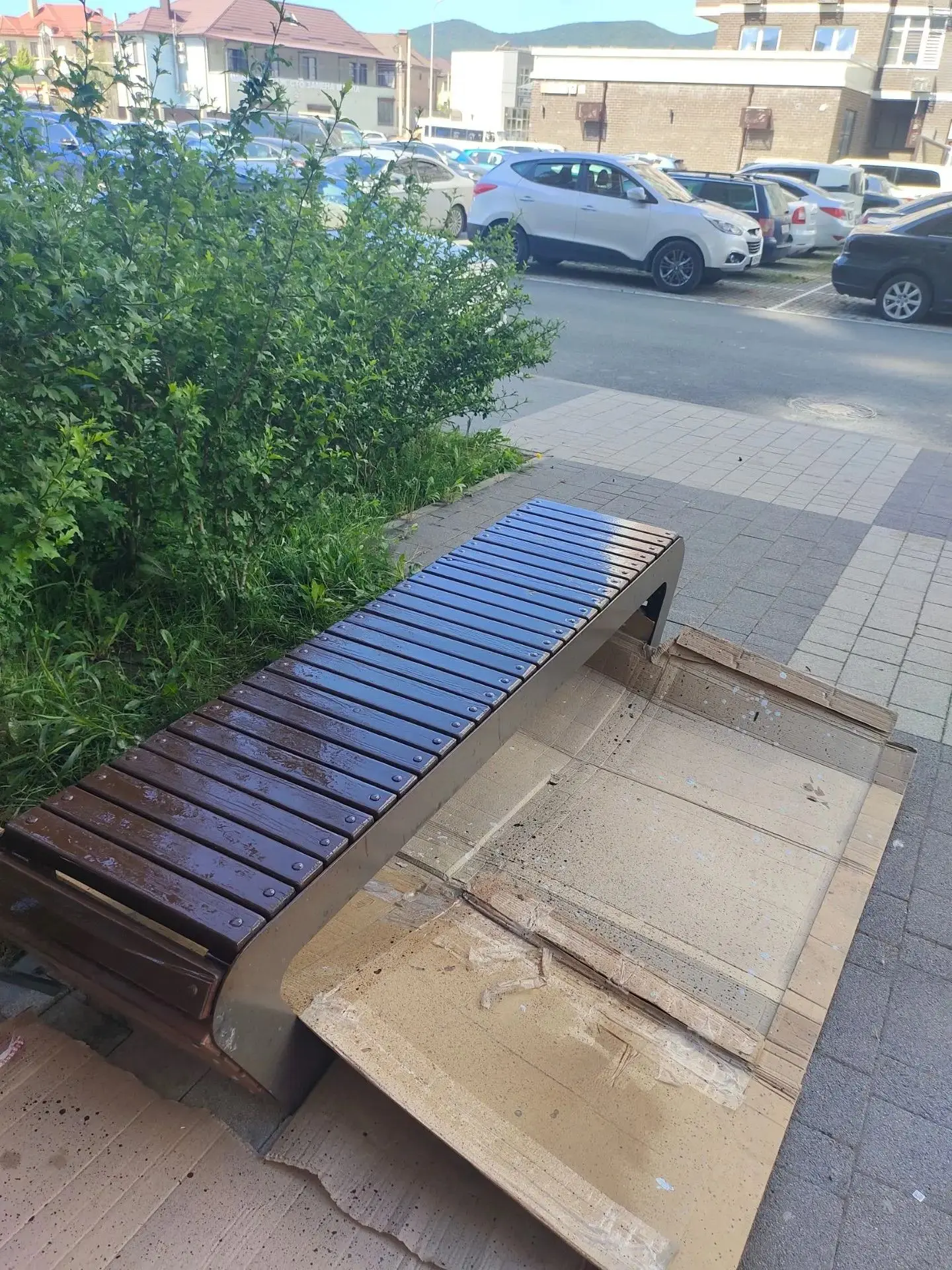✅Продолжаем работы по покосу газонов и покраске лавочек, урн на территории ЖК.