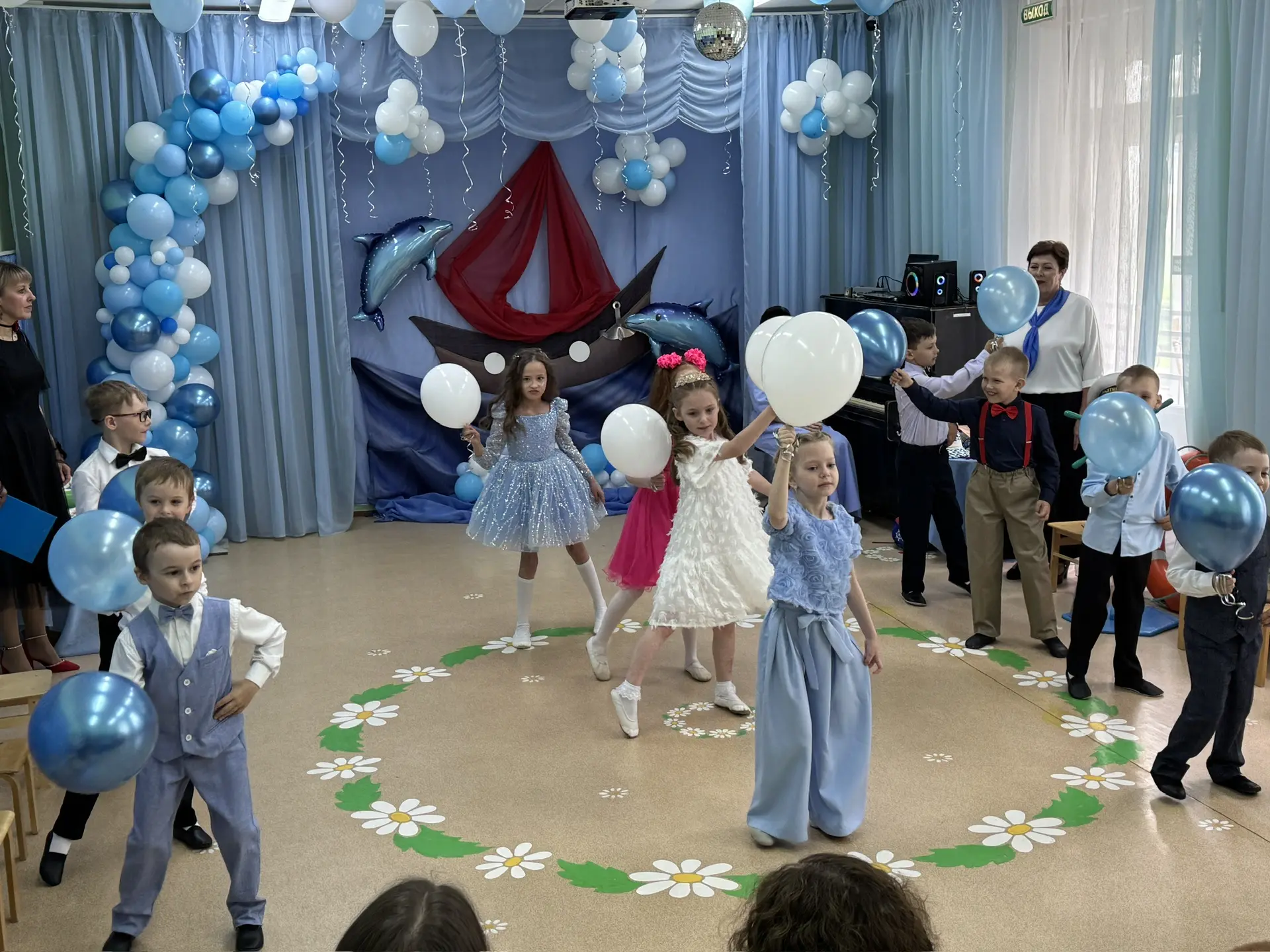 ✨Искорки - выпускники✨

И вновь сегодня — грустно и одновременно радостно… 😢❤️

Упорхнули из детсад