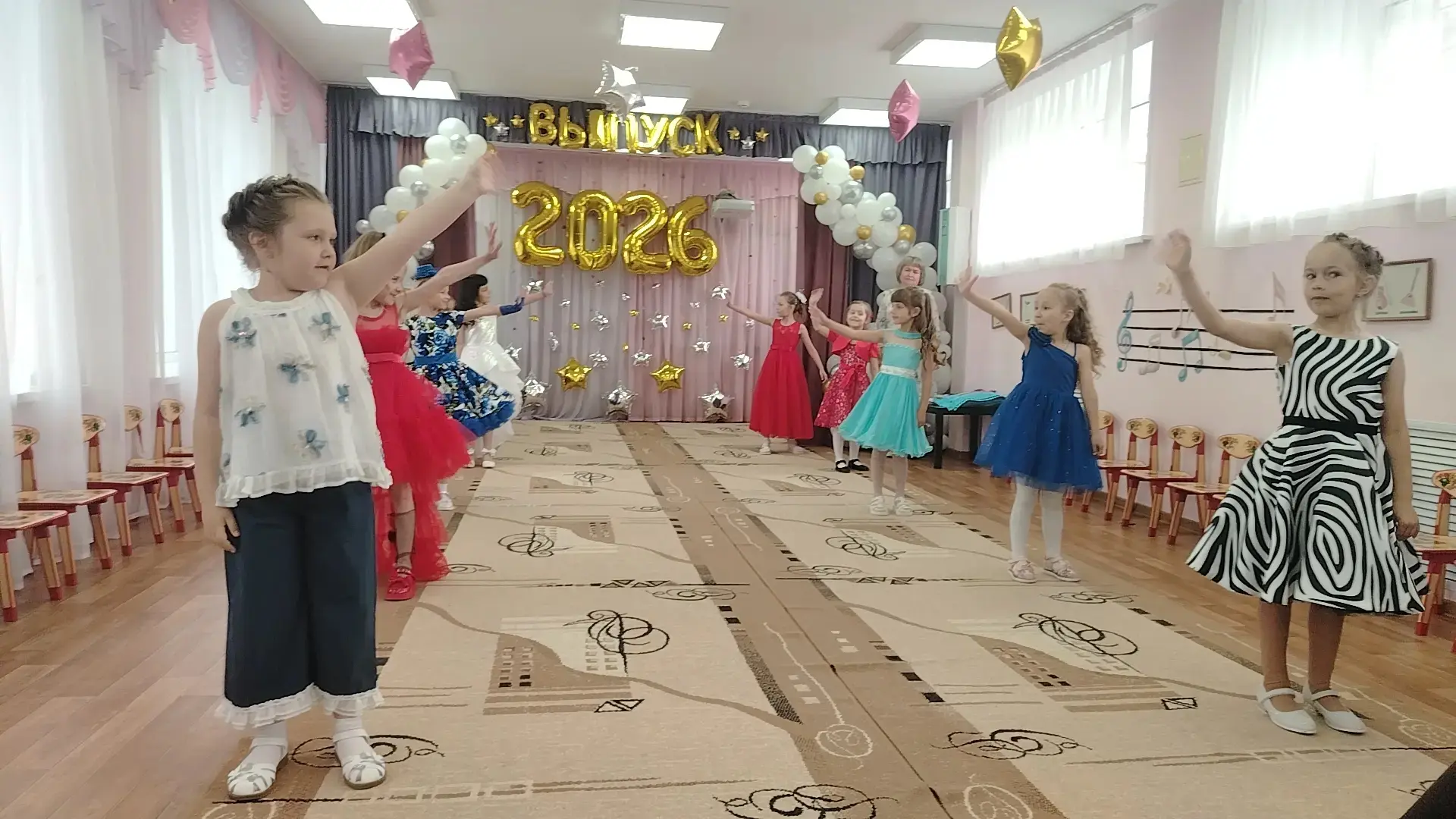 Сегодня с детским садом прощалась подготовительная группа "Звёздочки". Выпускной утренник прошел в с