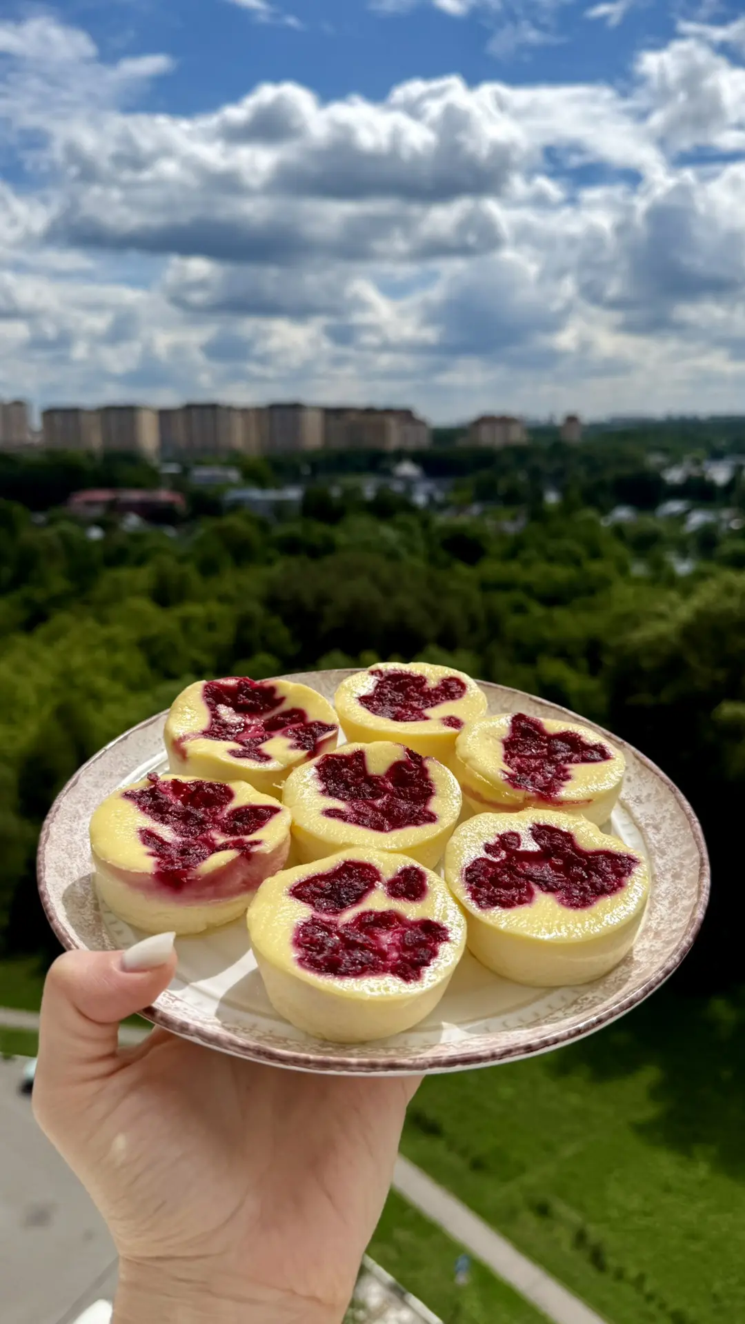 Хорошего дня, девочки❤️

Приготовила белковые бомбочки🔥Нежные, вкусные и идеально подходят и на зав