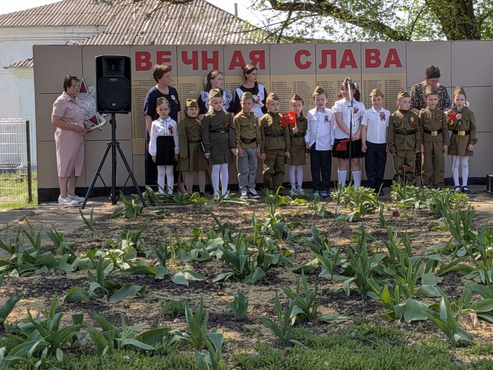 Воспитанники старшей группы МБДОУ Первомайского ДС √3 Утро на митинге посвященному Дню Победы.