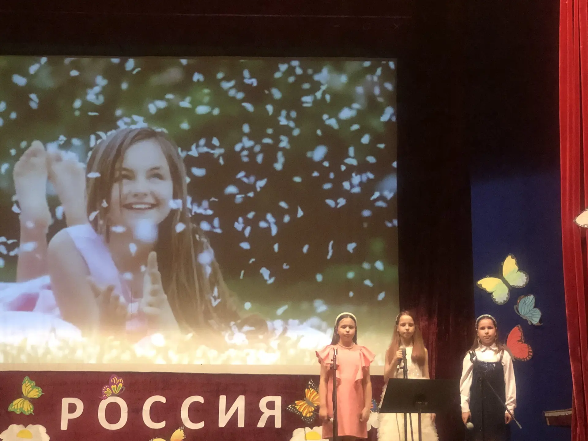 Наши ученики успевают не только участвовать во всех концертах ДМШ, но и радуют жителей Владимирского