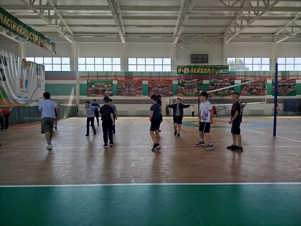 На базе ФОК "Кавказ" продолжается летняя оздоровительная площадка для детей. 
Занимались сегодня с д