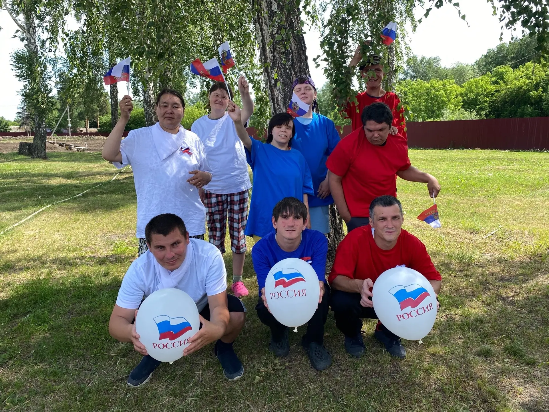 Флеш-моб ко Дню России «Я люблю свою страну» 🇷🇺❤. 
В честь Дня России на территории нашего дома со