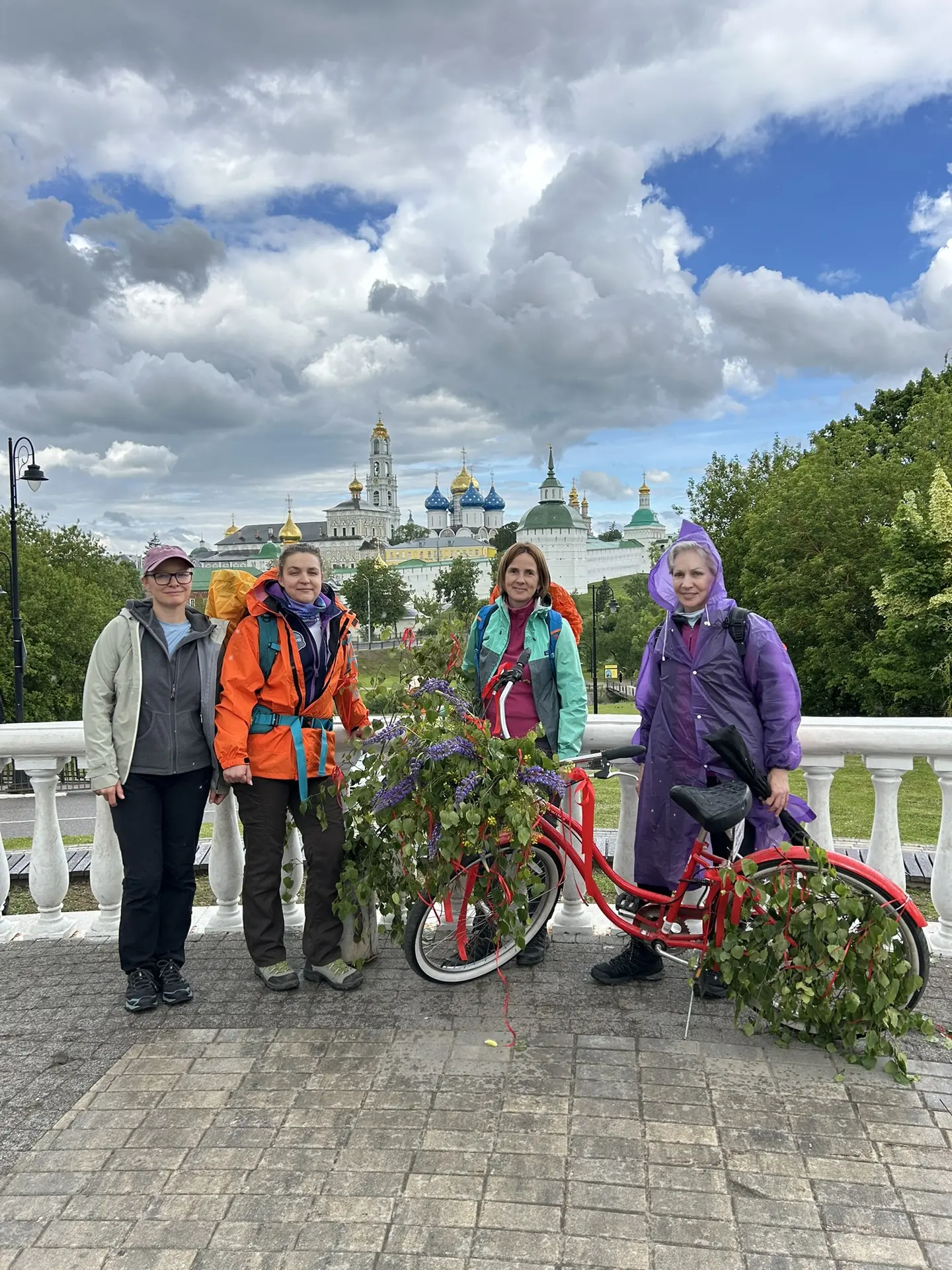 А что после Лавры?

Над дорогой плыли облака, временами накрапывал дождь, а впереди ждали лес, скиты