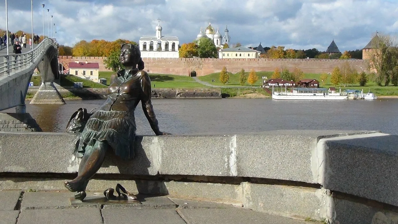 Из путешествий.
Уставшая туристка. Торговая сторона. Великий Новгород.