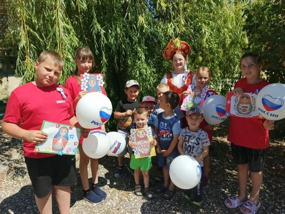 ⚡️ В Красных Липках прошла патриотическая акция «Твой день, Россия!» в честь Дня России

📌 В преддв