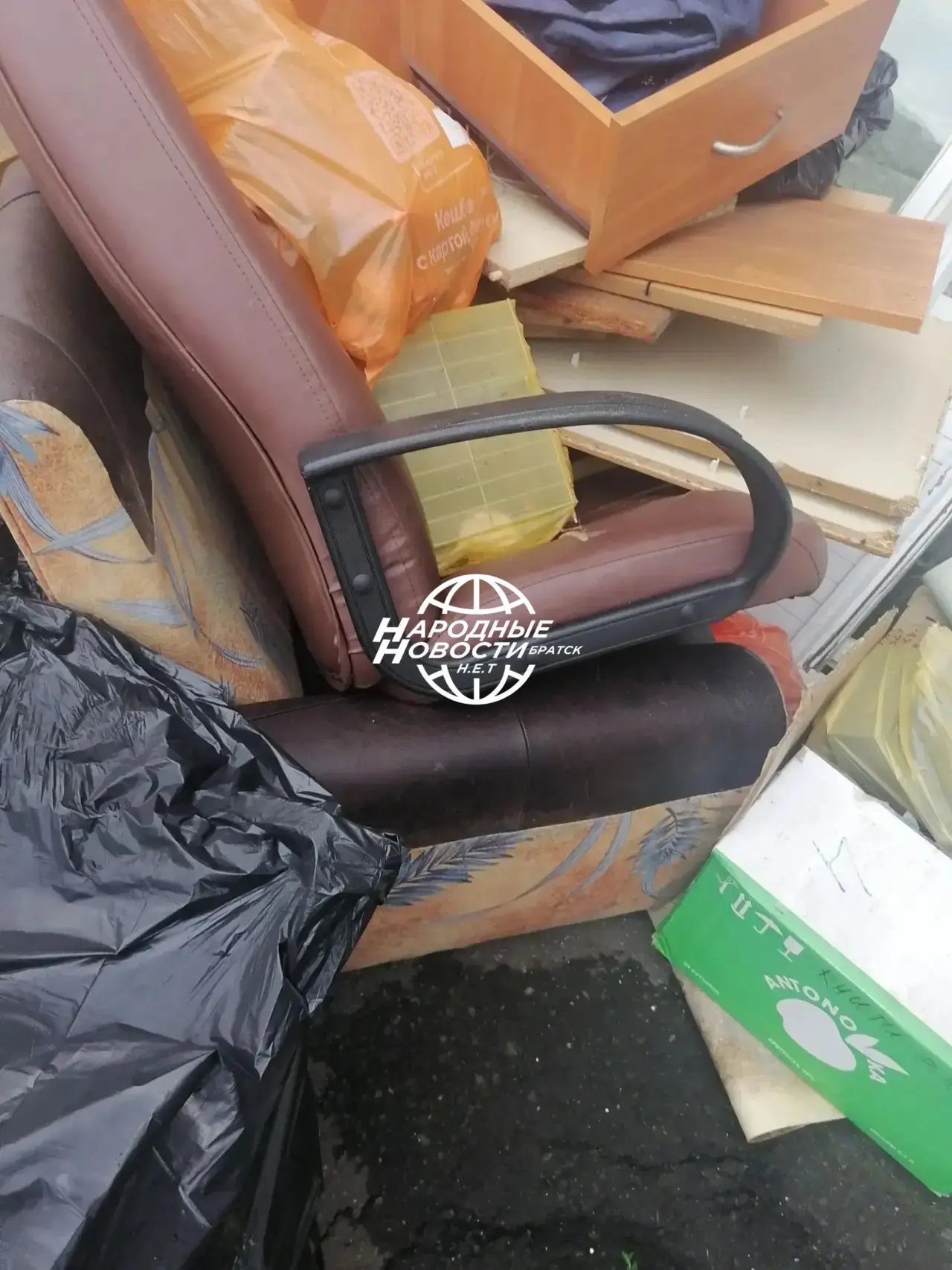Здравствуйте вот такой мусор лежит уже несколько дней в энергетике на приморской 57а