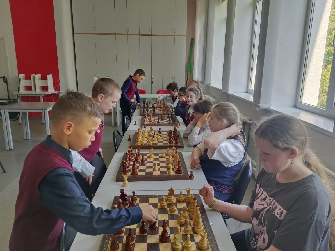♟️ Шахматный кружок «Белая ладья»: сеанс одновременной игры

На последних занятиях учебного года реб